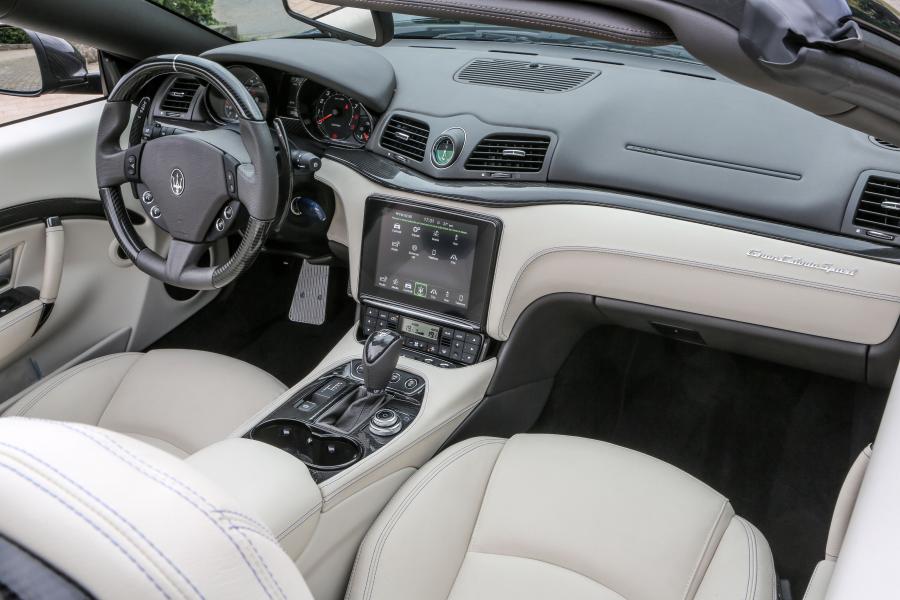 Интерьер Maserati GranCabrio Sport 2017 года  (фото 27 из 45)